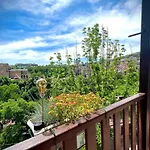 The Guest House-amazing View, Location, Entire House Appartement *